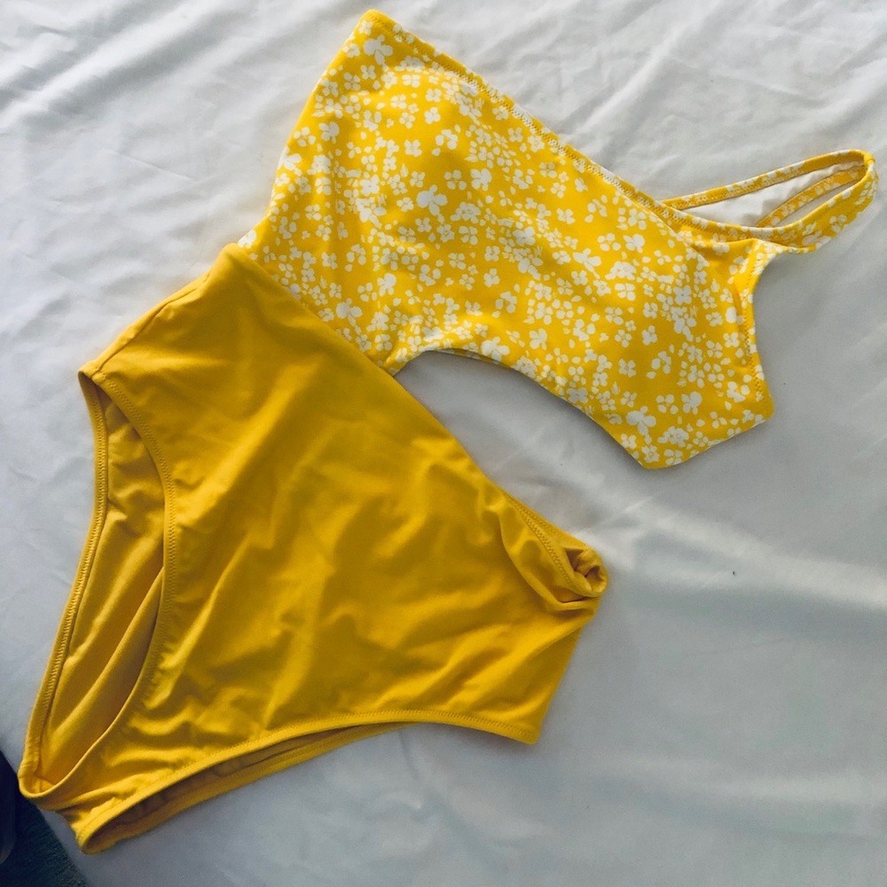One piece swim suit